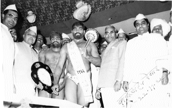 I became 'Maharashtra Kesari' ..! - Life story of Lal Manti Hindakesari Dinanath Singh | मी ‘महाराष्ट्र केसरी’ झालो..! -- हिंदकेसरी दीनानाथसिंह यांची जीवन कहाणी-लाल माती