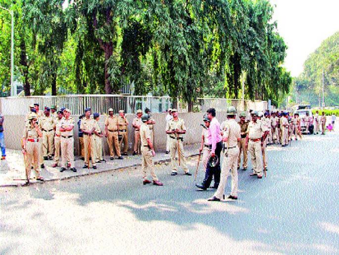 Shukkukkat due to closure in government offices | सरकारी कार्यालयांमध्ये बंदमुळे शुकशुकाट Shukkukkat due to closure in government offices | सरकारी कार्यालयांमध्ये बंदमुळे शुकशुकाट