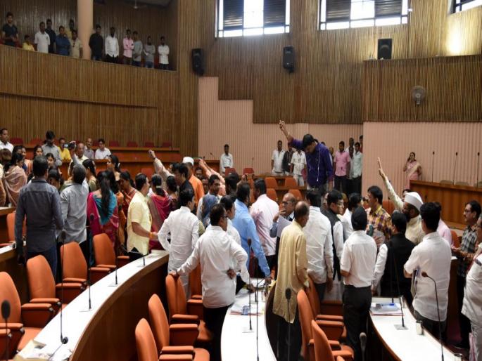 The bus company in Nashik Municipal Corporation | नाशिक महापालिकेत बस कंपनीच्या ठरावावरून गदारोळ The bus company in Nashik Municipal Corporation | नाशिक महापालिकेत बस कंपनीच्या ठरावावरून गदारोळ