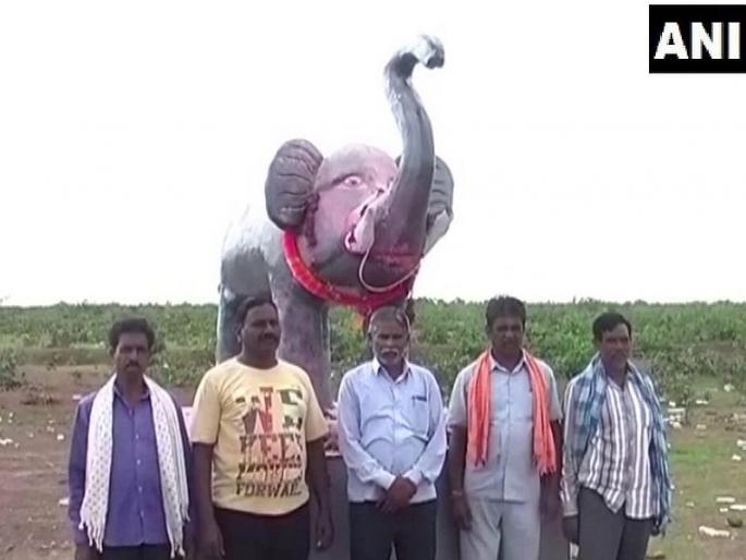 villagers have built a statue of an elephant near their farms at mahasamund district in chhattisgarh | ...म्हणून शेतकऱ्यांनी शेतात उभारली हत्तीची मूर्ती villagers have built a statue of an elephant near their farms at mahasamund district in chhattisgarh | ...म्हणून शेतकऱ्यांनी शेतात उभारली हत्तीची मूर्ती