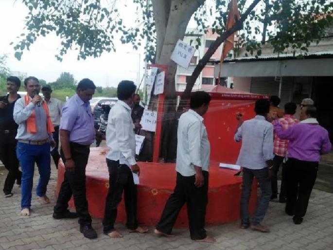 Do not want a brawler wife! The wife of the wife afflicted God; Pipal | भांडखोर पत्नी नको रे देवा ! पत्नी पीडितांचे देवाला साकडे; पिंपळाच्या झाडाला उलट्या प्रदक्षिणा