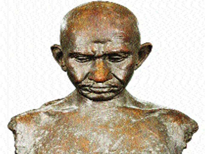 Here is the only sculpture Of Mahatma Gandhi | इथे आहे गांधीजींसमोरच साकारलेली त्यांची एकमेव शिल्पाकृती
