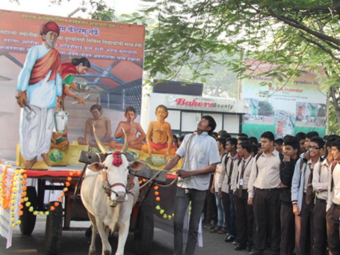 Mahatma Phule honored in Pune; 5 thousand student participants | अभिवादन मिरवणुकीतून महात्मा फुले यांना पुण्यात आदरांजली; ५ हजार विद्यार्थी सहभागी Mahatma Phule honored in Pune; 5 thousand student participants | अभिवादन मिरवणुकीतून महात्मा फुले यांना पुण्यात आदरांजली; ५ हजार विद्यार्थी सहभागी