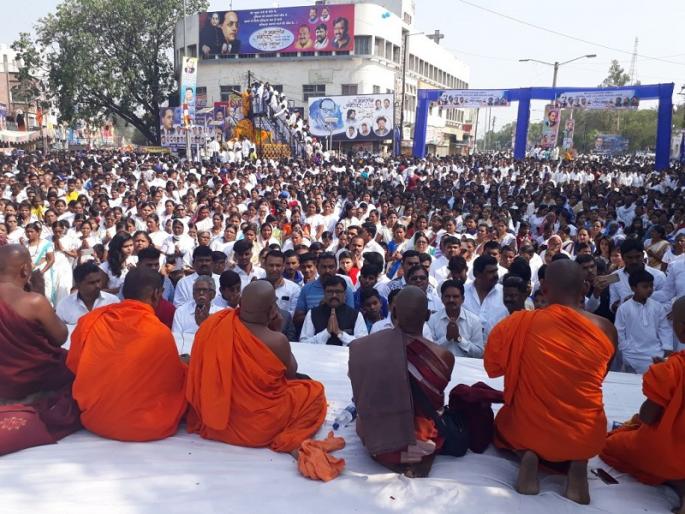 Lot of rush for Mahavandan on the birth anniversary of Ambedkar Jayanti | परभणीत आंबेडकर जयंतीनिमित्त महावंदनेसाठी लोटली गर्दी Lot of rush for Mahavandan on the birth anniversary of Ambedkar Jayanti | परभणीत आंबेडकर जयंतीनिमित्त महावंदनेसाठी लोटली गर्दी