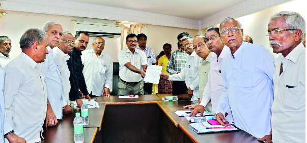 Churn the circular, talk about the connections - farmers' rhetoric | परिपत्रक चुलीत घाला, आधी कनेक्शनचे बोला- शेतकऱ्यांचे खडेबोल