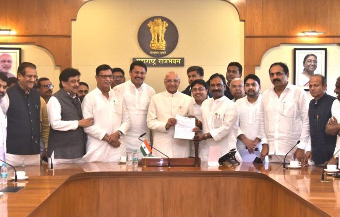 maha vikas aghadi leaders meet governor ramesh bais for demand to remove vidhan parishad deputy speaker neelam gorhe | “उपसभापतीपदावरुन नीलम गोऱ्हे यांना हटवा”; मविआ नेत्यांनी घेतली राज्यपालांची भेट maha vikas aghadi leaders meet governor ramesh bais for demand to remove vidhan parishad deputy speaker neelam gorhe | “उपसभापतीपदावरुन नीलम गोऱ्हे यांना हटवा”; मविआ नेत्यांनी घेतली राज्यपालांची भेट