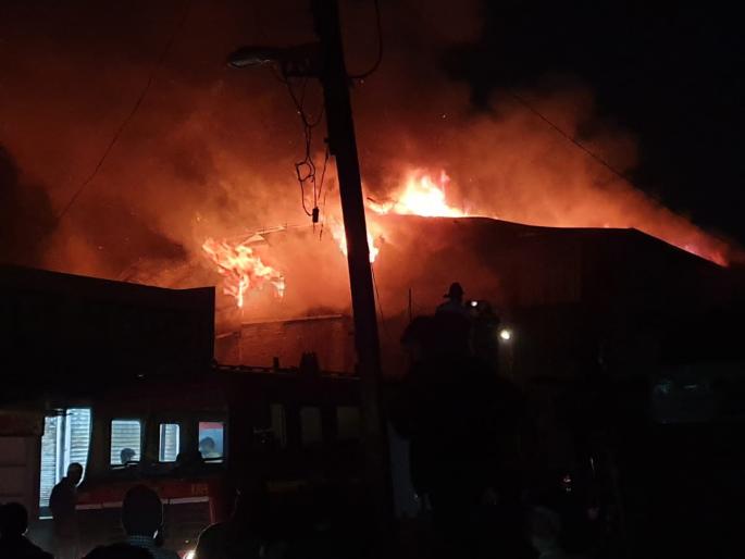Fire breaks out in Chhatrapati Sambhaji Nagar at midnight; Mahavir Gharsansar Mall gutted in fire, surrounding shops also set ablaze | छत्रपती संभाजीनगरात मध्यरात्री अग्नीतांडव; महावीर मॉल आगीच्या भक्ष्यस्थानी, करोडोचे नुकसान Fire breaks out in Chhatrapati Sambhaji Nagar at midnight; Mahavir Gharsansar Mall gutted in fire, surrounding shops also set ablaze | छत्रपती संभाजीनगरात मध्यरात्री अग्नीतांडव; महावीर मॉल आगीच्या भक्ष्यस्थानी, करोडोचे नुकसान