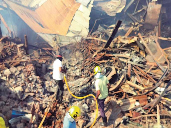 Mahavir Ghar Sansar Mall fire brought under control after 15 hours with 11 bombs, 40 private tankers | महावीर घरसंसार मॉल आगीत बेचिराख; आग विझवण्यासाठी ७० जवानांचे १५ तास शर्थीचे प्रयत्न Mahavir Ghar Sansar Mall fire brought under control after 15 hours with 11 bombs, 40 private tankers | महावीर घरसंसार मॉल आगीत बेचिराख; आग विझवण्यासाठी ७० जवानांचे १५ तास शर्थीचे प्रयत्न