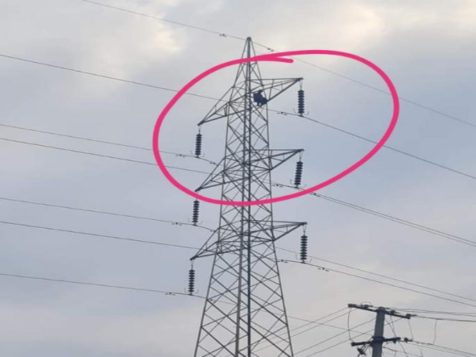 The power of youth in Pune Drunk climbed directly on the tower of the power line even the relentless efforts of the police failed | पुण्यात तरुणाचा पराक्रम! दारूच्या नशेत चढला थेट विद्युत वाहिनीच्या टॉवरवर, पोलिसांचे अथक प्रयत्नही अपयशी