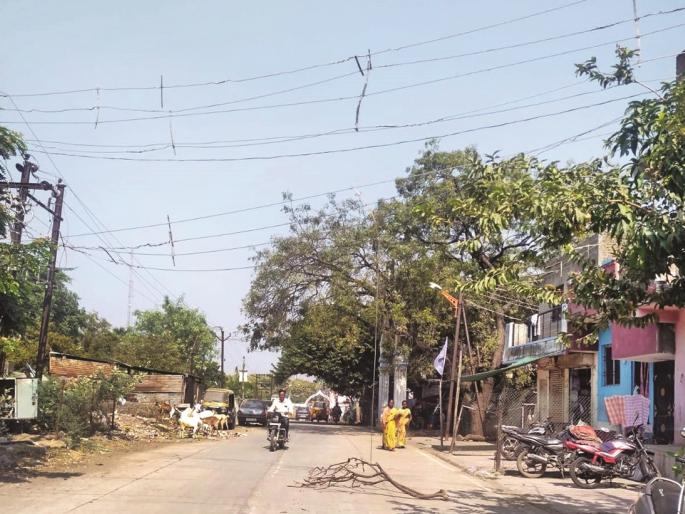Mahavitran cable shed; Who is responsible if things go wrong? | महावितरणच्या तारांचा झोपाळा; बरेवाईट झाले तर जबाबदार कोण? Mahavitran cable shed; Who is responsible if things go wrong? | महावितरणच्या तारांचा झोपाळा; बरेवाईट झाले तर जबाबदार कोण?