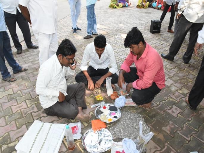 Dasakriya ritual performed in front of Municipal Office for protest | निषेधासाठी महावितरणच्या कार्यालयासमोरच केला दशक्रिया विधी Dasakriya ritual performed in front of Municipal Office for protest | निषेधासाठी महावितरणच्या कार्यालयासमोरच केला दशक्रिया विधी