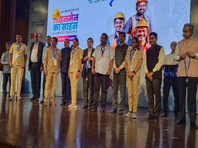 Linewoman Hansa Kurve of Mahavitaran honored in Delhi | महावितरणच्या लाईनवुमेन हंसा कुर्वे यांचा दिल्लीत गौरव Linewoman Hansa Kurve of Mahavitaran honored in Delhi | महावितरणच्या लाईनवुमेन हंसा कुर्वे यांचा दिल्लीत गौरव