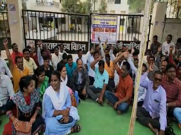 Electricity is stable, but employees are on strike; Loud sloganeering at the entrance | वीज सुरळीत, कर्मचारी मात्र संपावर; प्रवेशद्वारावर जोरदार घोषणाबाजी Electricity is stable, but employees are on strike; Loud sloganeering at the entrance | वीज सुरळीत, कर्मचारी मात्र संपावर; प्रवेशद्वारावर जोरदार घोषणाबाजी