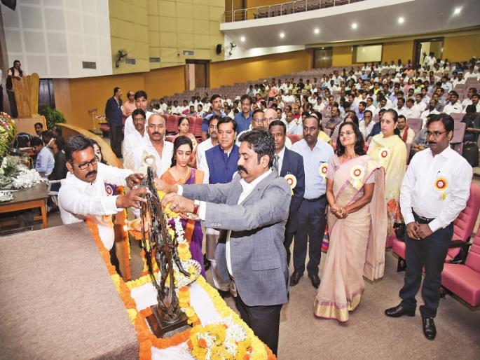 Wins 'Najarkaid'; Inauguration of the Inter-State Competition of Baramati Mahavitaran | ‘नजरकैद’ने जिंकली मने; बारामतीत महावितरणच्या आंतरप्रादेशिक नाट्य स्पर्धेला सुरूवात Wins 'Najarkaid'; Inauguration of the Inter-State Competition of Baramati Mahavitaran | ‘नजरकैद’ने जिंकली मने; बारामतीत महावितरणच्या आंतरप्रादेशिक नाट्य स्पर्धेला सुरूवात