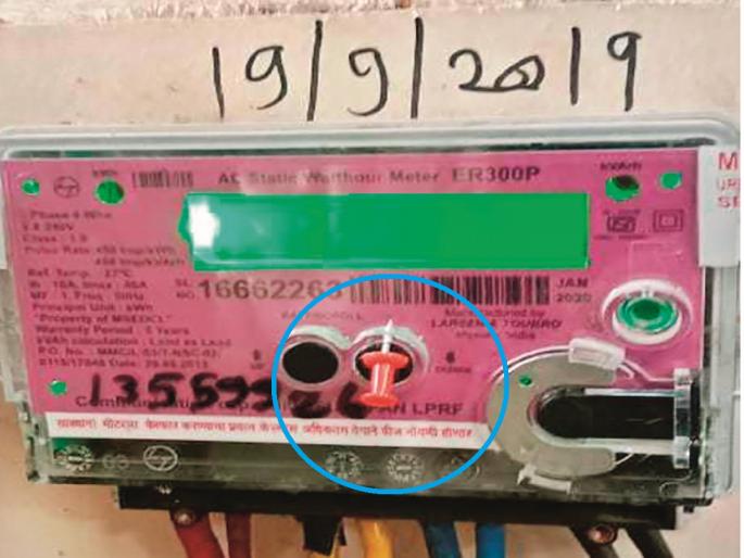 Mahavitaran Shocked, stealing electricity worth Rs 3 lakh with the help of a paper clip | अजब ! एका टाचणीच्या सहाय्याने तीन लाखांची वीजचोरी, महावितरणही चक्रावले Mahavitaran Shocked, stealing electricity worth Rs 3 lakh with the help of a paper clip | अजब ! एका टाचणीच्या सहाय्याने तीन लाखांची वीजचोरी, महावितरणही चक्रावले