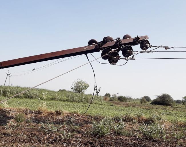 Corona, 'Angel of Light' struggling to provide electricity in stormy rain disaster | कोरोना, वादळी पावसाच्या आपत्तीमध्ये वीजपुरवठ्यासाठी ‘प्रकाशदूतां’ची झुंज Corona, 'Angel of Light' struggling to provide electricity in stormy rain disaster | कोरोना, वादळी पावसाच्या आपत्तीमध्ये वीजपुरवठ्यासाठी ‘प्रकाशदूतां’ची झुंज