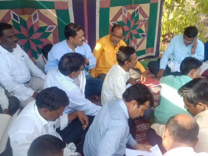 There was a continuous hunger strike by the electricity workers in Washim | वाशिम येथील वीज कर्मचाऱ्यांचे साखळी उपोषण सुरूच There was a continuous hunger strike by the electricity workers in Washim | वाशिम येथील वीज कर्मचाऱ्यांचे साखळी उपोषण सुरूच