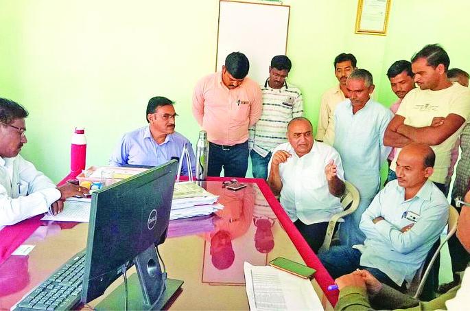 Jalgaon Jamod: On the power office, the agitated farmers protest! | जळगाव जामोद : वीज कार्यालयावर धडकला संतप्त शेतक-यांचा मोर्चा! Jalgaon Jamod: On the power office, the agitated farmers protest! | जळगाव जामोद : वीज कार्यालयावर धडकला संतप्त शेतक-यांचा मोर्चा!
