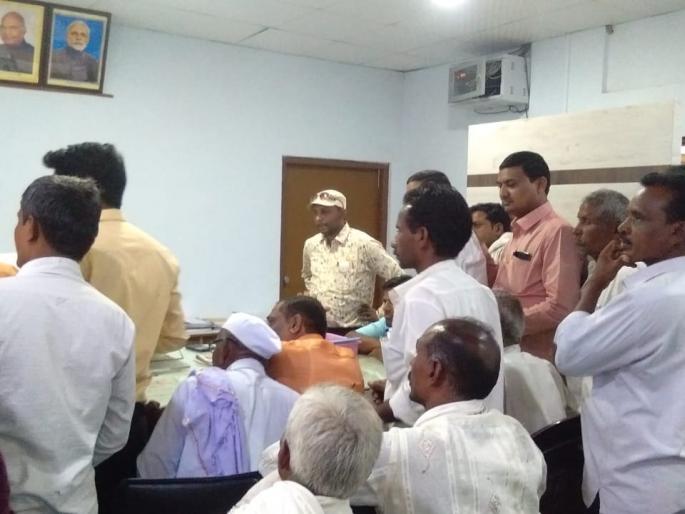 To solve the problems farmer rams into office of msedcl | विजविषयक समस्या निकाली काढण्यासाठी शेतकरी धडकले महावितरणच्या कार्यालयावर !