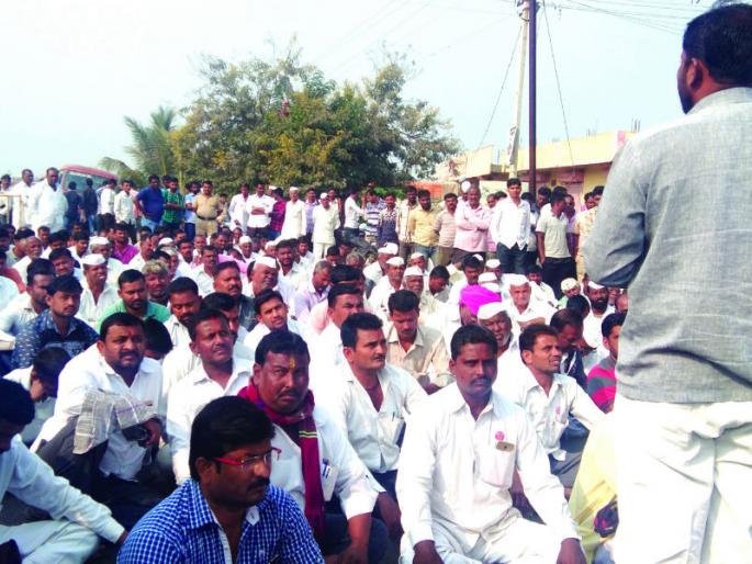 Resistance of farmers against power distribution, stop road at upper level, demand extension of electricity bill due to tired | वीज वितरणच्या विरोधात शेतकºयांचा आक्रोश, उपरी येथे रस्ता रोको, थकीत वीज बिलासाठी मुदतवाढ देण्याची मागणी Resistance of farmers against power distribution, stop road at upper level, demand extension of electricity bill due to tired | वीज वितरणच्या विरोधात शेतकºयांचा आक्रोश, उपरी येथे रस्ता रोको, थकीत वीज बिलासाठी मुदतवाढ देण्याची मागणी