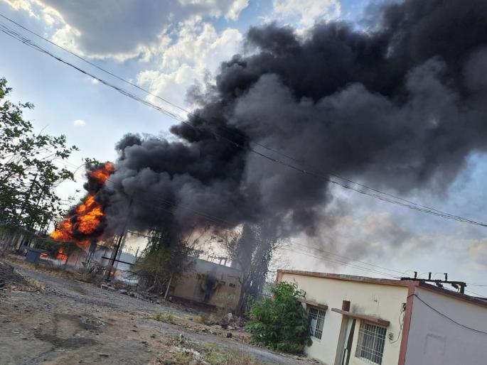 Fire at Mahavitran's power transformer Loss of lakhs of rupees, power supply cut in the area | महावितरणच्या पॉवर ट्रान्सफार्मरला आग; लाखो रुपयांचे नुकसान, परिसरात वीज पुरवठा खंडीत Fire at Mahavitran's power transformer Loss of lakhs of rupees, power supply cut in the area | महावितरणच्या पॉवर ट्रान्सफार्मरला आग; लाखो रुपयांचे नुकसान, परिसरात वीज पुरवठा खंडीत