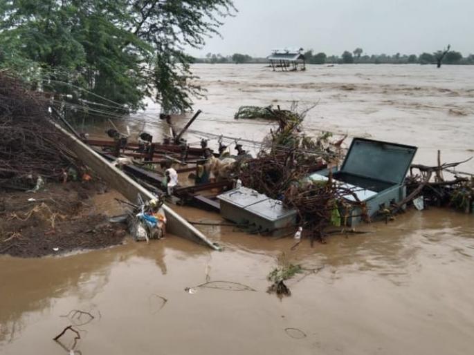 Heavy rains hit MSEDCL, leaving many villages in darkness | मुसळधार पावसाचा महावितरणला फटका, शेकडो विद्युत खांब पडले Heavy rains hit MSEDCL, leaving many villages in darkness | मुसळधार पावसाचा महावितरणला फटका, शेकडो विद्युत खांब पडले