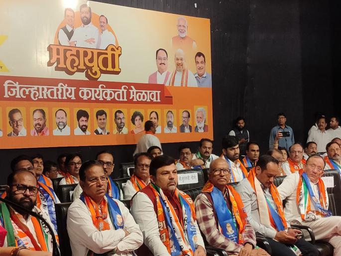 An appeal to Mahila Shakti for votes, but only one woman on the stage, the reality of the Mahayuti gathering | Nagpur: महिलाशक्तीला मते मागण्याचे आवाहन, पण मंचावर एकच महिला, महायुतीच्या मेळाव्यातील वास्तव An appeal to Mahila Shakti for votes, but only one woman on the stage, the reality of the Mahayuti gathering | Nagpur: महिलाशक्तीला मते मागण्याचे आवाहन, पण मंचावर एकच महिला, महायुतीच्या मेळाव्यातील वास्तव