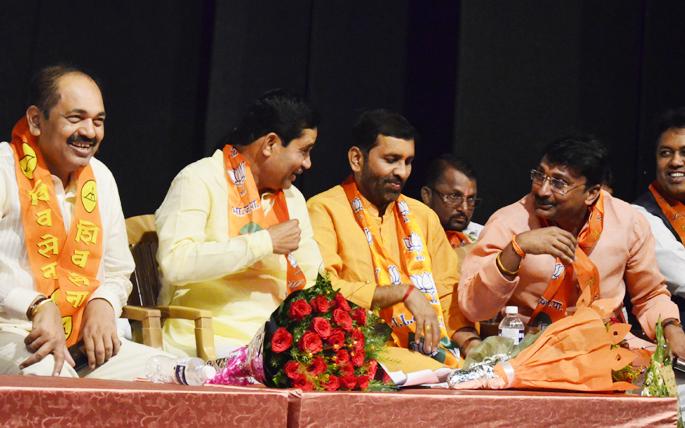 Members of the BJP were elected in Shivapur! | सोलापुरातील शिवसैनिक झाले भाजपचे सदस्य ! Members of the BJP were elected in Shivapur! | सोलापुरातील शिवसैनिक झाले भाजपचे सदस्य !