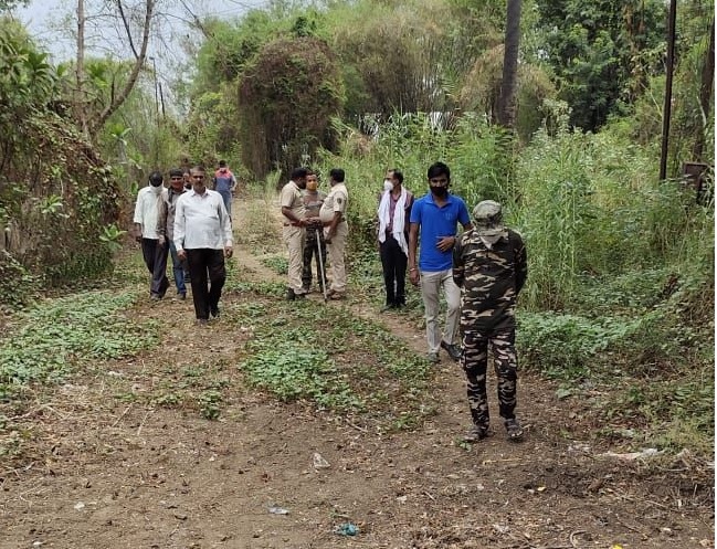 In Nagpur, a leopard hunted a pig near the wall of Maharajbagh | नागपुरात महाराजबागेच्या भिंतीलगतच बिबट्याने केली डुकराची शिकार In Nagpur, a leopard hunted a pig near the wall of Maharajbagh | नागपुरात महाराजबागेच्या भिंतीलगतच बिबट्याने केली डुकराची शिकार