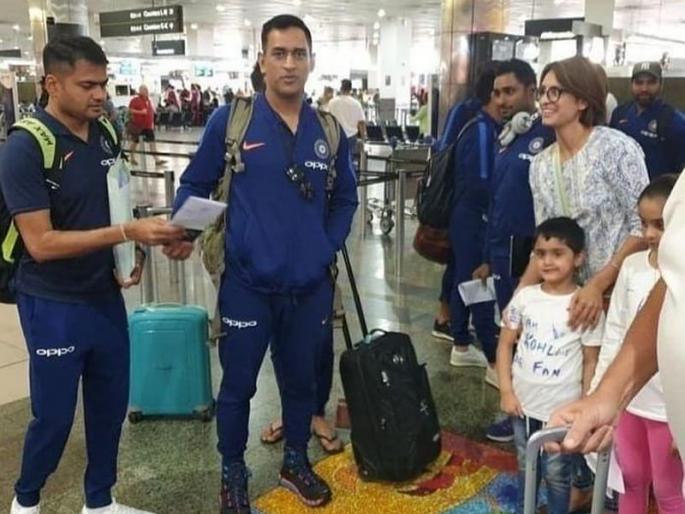 ms Dhoni is not in the air like virat Kohli , fans in New Zealand got the experience | यशामुळे धोनी कोहलीसारखा हवेत गेलेला नाही, न्यूझीलंडमध्ये चाहत्यांना आला अनुभव