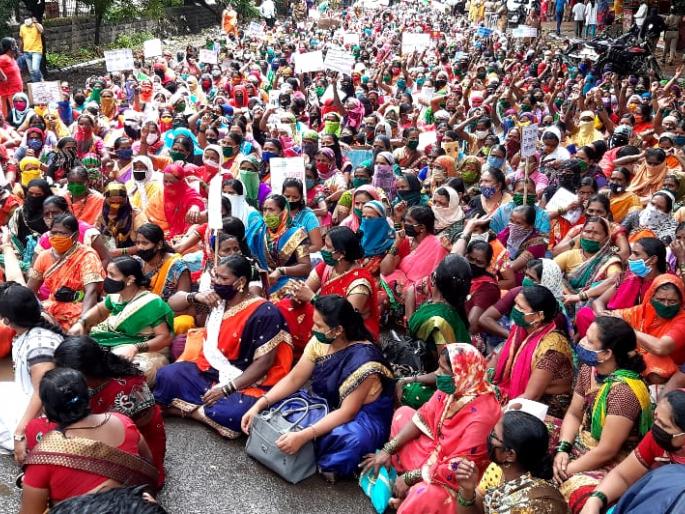 In retaliation, women hit the Collector's office | भरपावसात महिलांची जिल्हाधिकारी कार्यालयावर धडक In retaliation, women hit the Collector's office | भरपावसात महिलांची जिल्हाधिकारी कार्यालयावर धडक