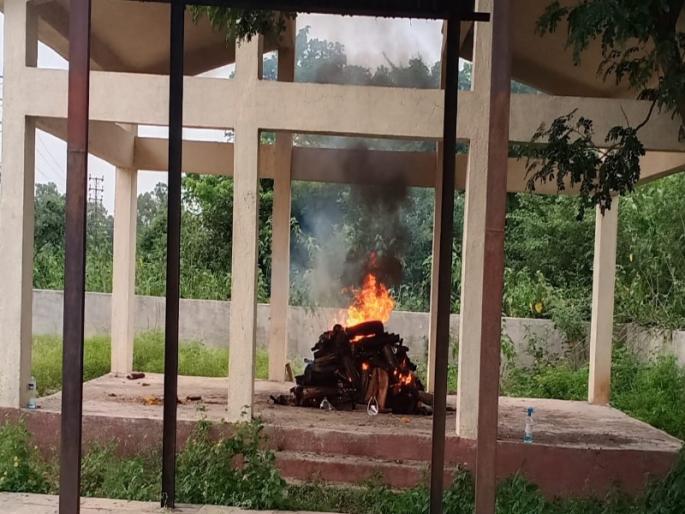 ...... and 'she' was burning alone in the cemetery: due to the relationship left | 'ती' स्मशानात एकटीच जळत होती; पोटच्या मुलाने सोडलं वाऱ्यावर आणि सख्या भावाने केला तिरस्कार ...... and 'she' was burning alone in the cemetery: due to the relationship left | 'ती' स्मशानात एकटीच जळत होती; पोटच्या मुलाने सोडलं वाऱ्यावर आणि सख्या भावाने केला तिरस्कार