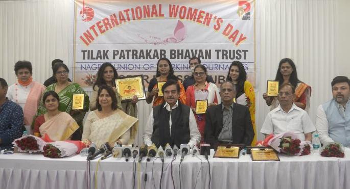 Vertebra in the name of woman Society running : Shatrughan Sinha | महिला नावाच्या कण्यावरच समाजाची वाटचाल : शत्रुघ्न सिन्हा Vertebra in the name of woman Society running : Shatrughan Sinha | महिला नावाच्या कण्यावरच समाजाची वाटचाल : शत्रुघ्न सिन्हा