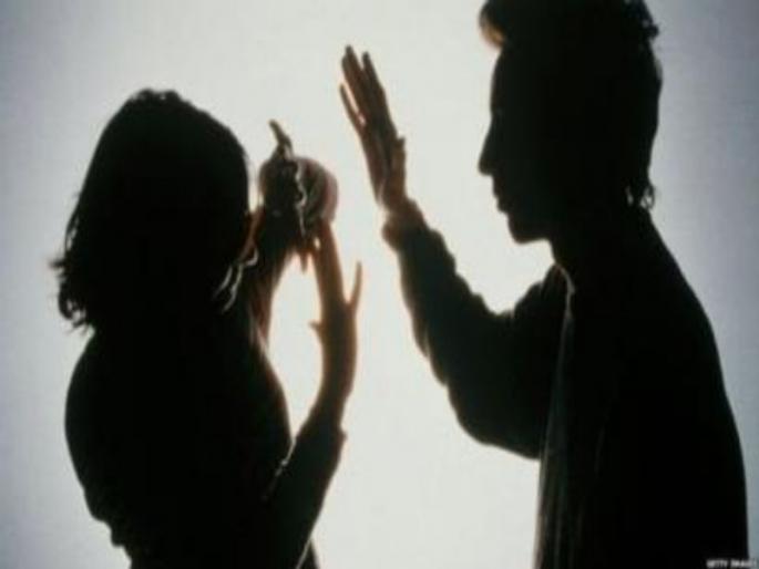 Beaten to female police constable was by a lineboy after drunk | लाईनबॉयची दारु पिऊन महिला पोलीस हवालदाराला धक्काबुक्की Beaten to female police constable was by a lineboy after drunk | लाईनबॉयची दारु पिऊन महिला पोलीस हवालदाराला धक्काबुक्की