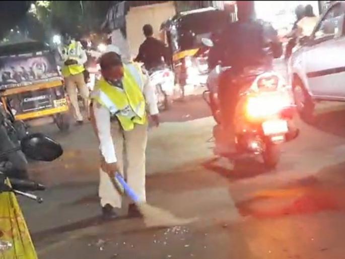 Video : Salute! Pune traffic police woman sweeps the streets, shows 'conscientiousness' | Video : सॅल्यूट! पुण्यात वाहतूक पोलीस महिलेने रस्त्यावर झाडू फिरवत दाखविली 'कर्तव्यदक्षता' Video : Salute! Pune traffic police woman sweeps the streets, shows 'conscientiousness' | Video : सॅल्यूट! पुण्यात वाहतूक पोलीस महिलेने रस्त्यावर झाडू फिरवत दाखविली 'कर्तव्यदक्षता'