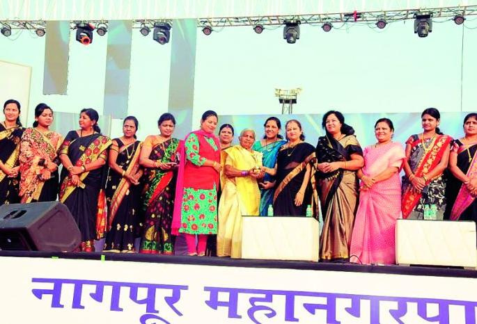 Women should become jobs creators: Kanchanatai Gadkari | महिलांनो नोकरी देणाऱ्या बना : कांचनताई गडकरी