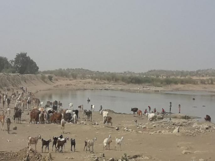 The people brought water from Mahaddele in Bhadgaon taluka to the water supply | भडगाव तालुक्यातील महिंदळे येथे वाहून जाणाऱ्या पाण्याला लोकसहभातून आणले तलावात