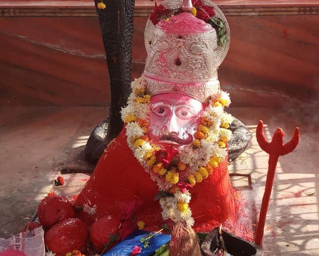 This place is distributed to the vow of a bunch | नवस फेडण्यासाठी या ठिकाणी वाटला जातो गुळ This place is distributed to the vow of a bunch | नवस फेडण्यासाठी या ठिकाणी वाटला जातो गुळ