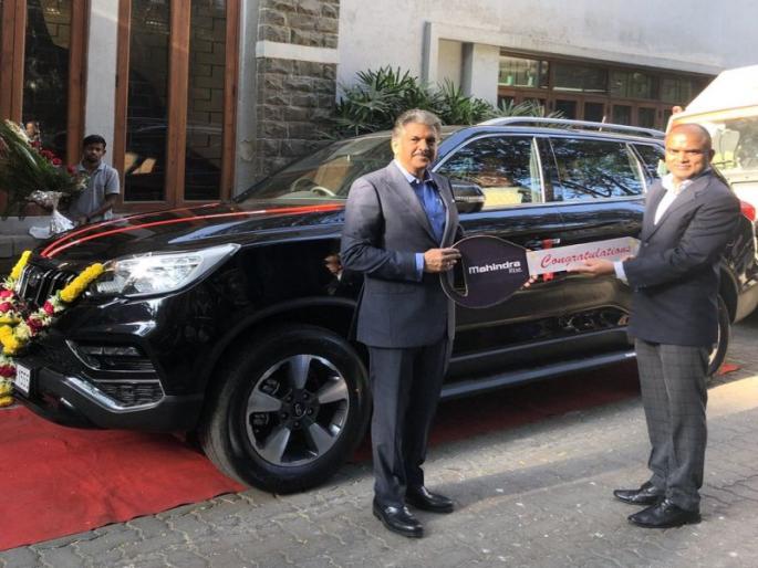 anand mahindra is taking indian nickname suggestions for new car | महिंद्राची जबरदस्त ऑफर, कारचं नाव सुचवणाऱ्याला मिळणार लाखोंच्या दोन कार गिफ्ट