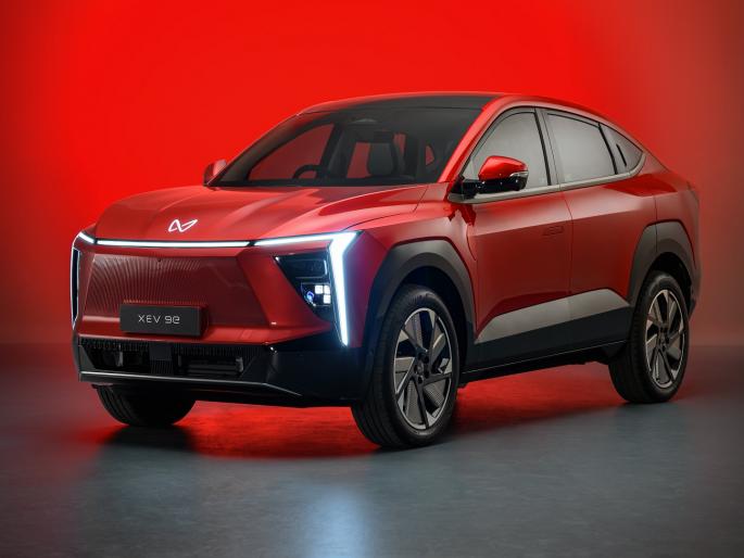 Mahindra EV: Customers blown away by 'this' electric car; company sold an EV SUV every 10 minutes | 'या' EV कारवर भारतीय ग्राहक तुटून पडले; कंपनीने दर 10 मिनिटाला विकली एक इलेक्ट्रिक SUV