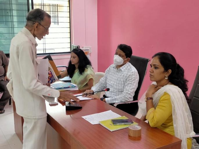 Banks should give reasons for loan rejection to customers in Marathi language; Instructions of the District Collector of Solapur | बँकांनी कर्ज नामंजुरीचे कारण ग्राहकांना मराठी भाषेत द्यावे; सोलापूरच्या जिल्हाधिकाऱ्यांचे निर्देश Banks should give reasons for loan rejection to customers in Marathi language; Instructions of the District Collector of Solapur | बँकांनी कर्ज नामंजुरीचे कारण ग्राहकांना मराठी भाषेत द्यावे; सोलापूरच्या जिल्हाधिकाऱ्यांचे निर्देश