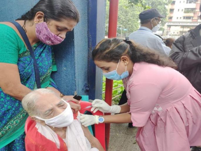 The corona vaccine was administered by a 103-year-old grandmother in dombivali | क्या बात है; डोंबिवलीतील 103 वर्षांच्या अजीबाईंनी घेतली कोरोनाची लस The corona vaccine was administered by a 103-year-old grandmother in dombivali | क्या बात है; डोंबिवलीतील 103 वर्षांच्या अजीबाईंनी घेतली कोरोनाची लस