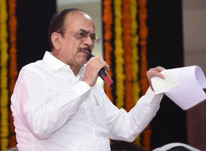 Corona to Telangana Home Minister, excitement over attendance at public event | तेलंगणाच्या गृहमंत्र्यांना कोरोना, सार्वजनिक कार्यक्रमातील उपस्थितीमुळे खळबळ Corona to Telangana Home Minister, excitement over attendance at public event | तेलंगणाच्या गृहमंत्र्यांना कोरोना, सार्वजनिक कार्यक्रमातील उपस्थितीमुळे खळबळ