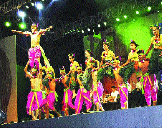 Darshan of Marathi Population - 'Ranga Maarti Maati Chala' response to the audience | मराठी लोकजीवनाचे बहारदार दर्शन -‘रंग मराठी मातीचा’ला रसिकांचा प्रतिसाद Darshan of Marathi Population - 'Ranga Maarti Maati Chala' response to the audience | मराठी लोकजीवनाचे बहारदार दर्शन -‘रंग मराठी मातीचा’ला रसिकांचा प्रतिसाद