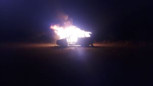 Mhasawad burnt to three people in Pandharpur | मुले पकडण्याच्या संशयावरून पंढरपुरातील तिघांना म्हसावदला चोपले, गाडीही जाळली Mhasawad burnt to three people in Pandharpur | मुले पकडण्याच्या संशयावरून पंढरपुरातील तिघांना म्हसावदला चोपले, गाडीही जाळली