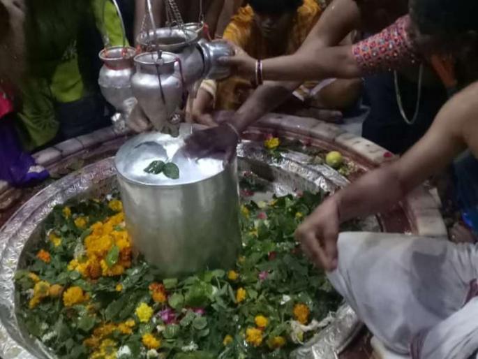 The crowd of devotees at Shiv temple, know the story of 'Mahashivratri' ... | राज्यातील शिवमंदिरात भाविकांची गर्दी, जाणून घ्या 'महाशिवरात्री'ची कथा... The crowd of devotees at Shiv temple, know the story of 'Mahashivratri' ... | राज्यातील शिवमंदिरात भाविकांची गर्दी, जाणून घ्या 'महाशिवरात्री'ची कथा...