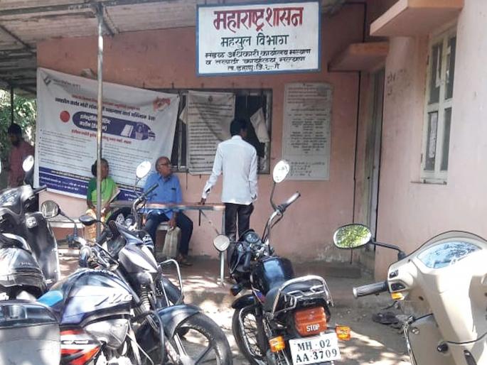 Farmers retreat due to lack of time | कर्मचाऱ्यांनी वेळ न पाळल्याने शेतकरी माघारी Farmers retreat due to lack of time | कर्मचाऱ्यांनी वेळ न पाळल्याने शेतकरी माघारी