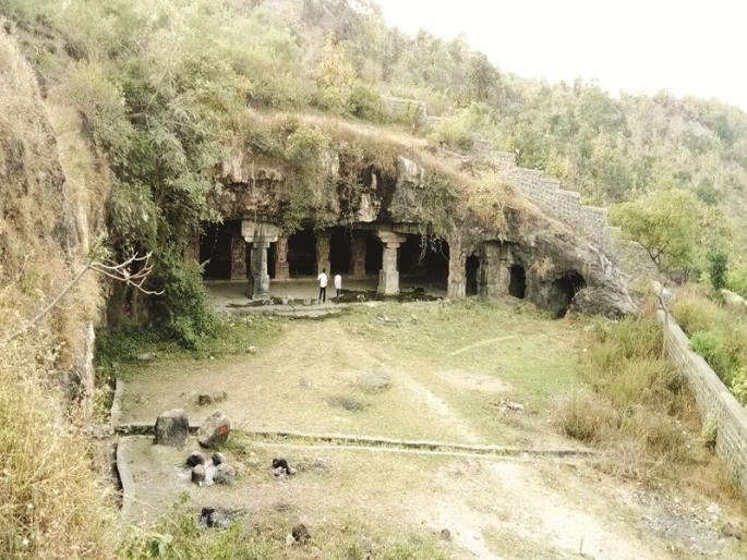 Pandav caves of Mahur are orphan; Ignore the convenience of the Archeology Department | माहूरची पांडव लेणी अनाथ;  पुरातत्त्व विभागाकडून सोयी-सुविधा पुरविण्याकडे दुर्लक्ष Pandav caves of Mahur are orphan; Ignore the convenience of the Archeology Department | माहूरची पांडव लेणी अनाथ;  पुरातत्त्व विभागाकडून सोयी-सुविधा पुरविण्याकडे दुर्लक्ष
