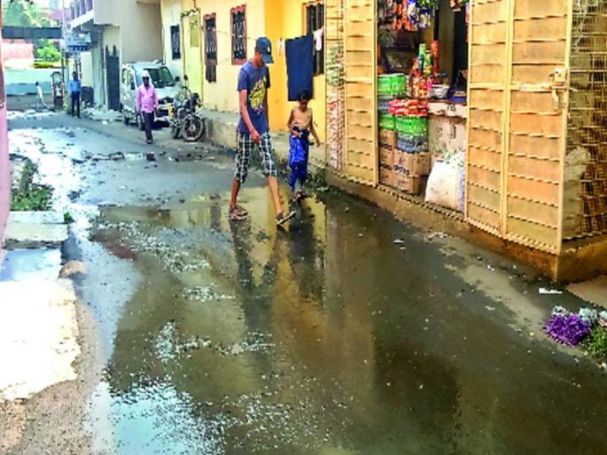 On the streets of the Milky Way, civilians stricken | मैलामिश्रित पाणी रस्त्यावर, नागरिक त्रस्त