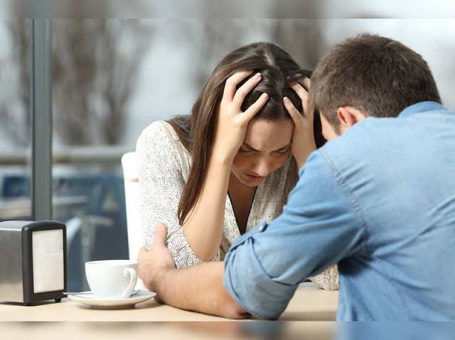 Caution; One sent photo from mobile; Went to see another girl | सावधान; मोबाईलवरून फोटो पाठवला एक; पाहायला गेलो की दुसरीच मुलगी Caution; One sent photo from mobile; Went to see another girl | सावधान; मोबाईलवरून फोटो पाठवला एक; पाहायला गेलो की दुसरीच मुलगी